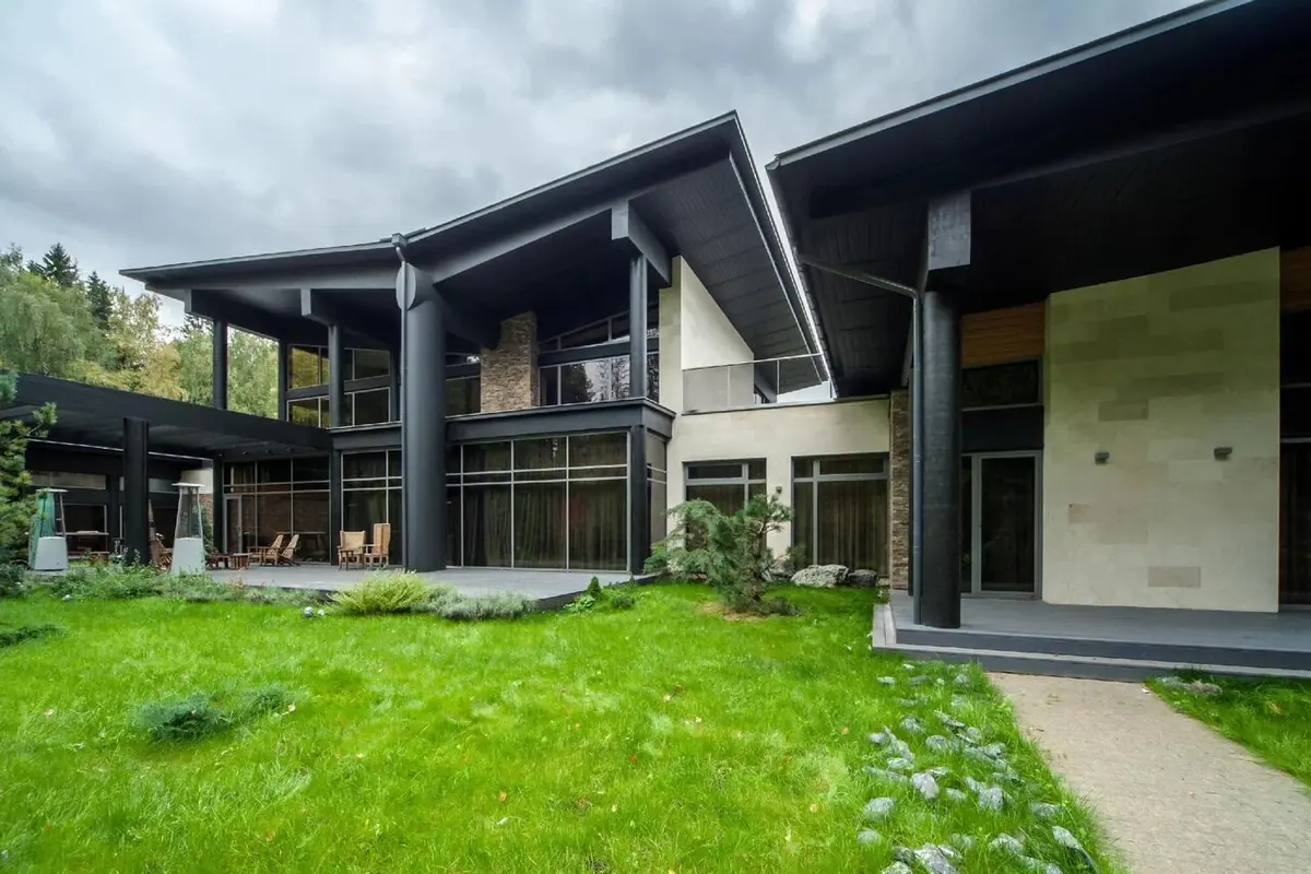“Horizon” — main facade and grounds