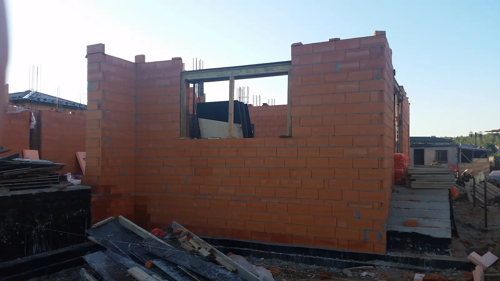 Ceramic-block walls being laid on a monolithic base