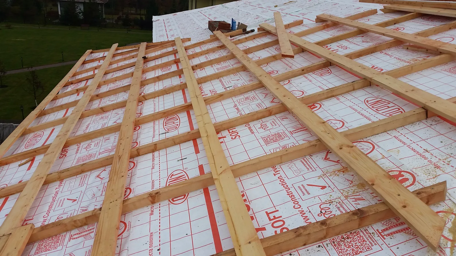 The roof build-up: waterproofing membrane and battens